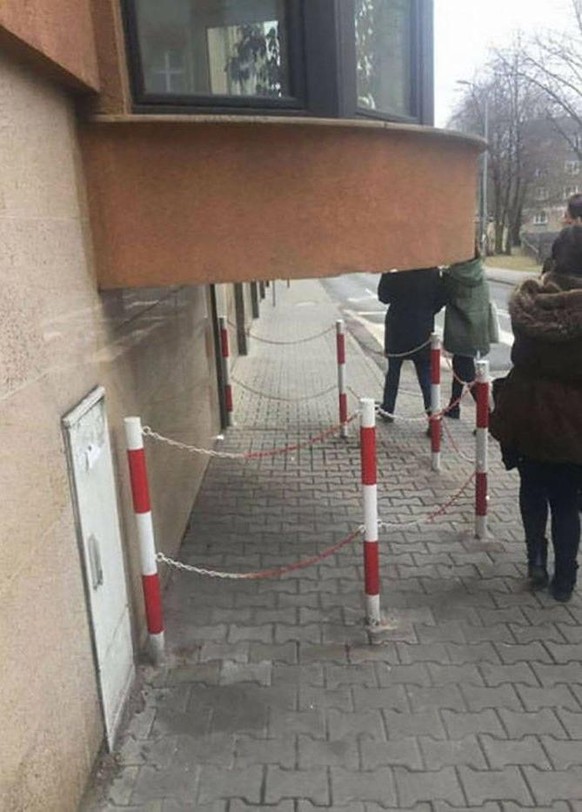 Faildienstag: Balkon auf dem Trottoir