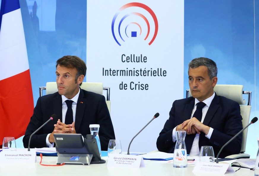 Emmanuel Macron aux côtés de Gérald Darmanin, le très controversé ministre de l'Intérieur.