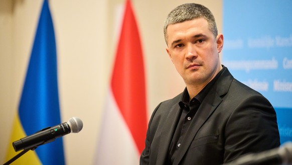 epa13044419 Ukrainian Minister of Defence Mykhailo Fedorov attends a joint press conference with Dutch Minister of Defence Dilan Yesilgoz, after their meeting at the Ministry of Defence in The Hague,  ...
