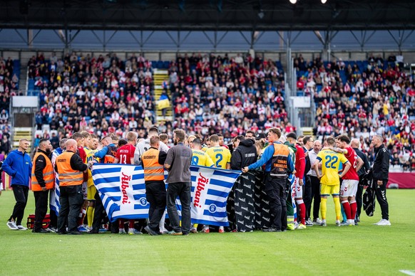Denmark v Ukraine, football friendly, Odense, Denmark Odense, Denmark. 07th, June 2026. The players of Denmark and Ukraine cover for Christian Eriksen who receives help after his collapse at the footb ...