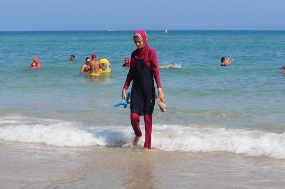 Le burkini couvre tout le corps mais laisse le visage apparent. Il est est censé permettre de concilier sports et croyance.