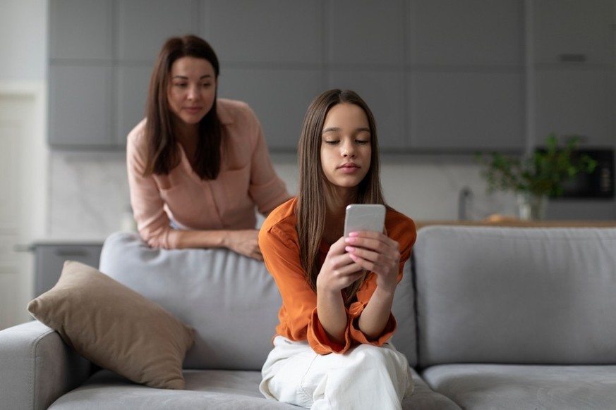 Surveillance parentale sur les réseaux sociaux.