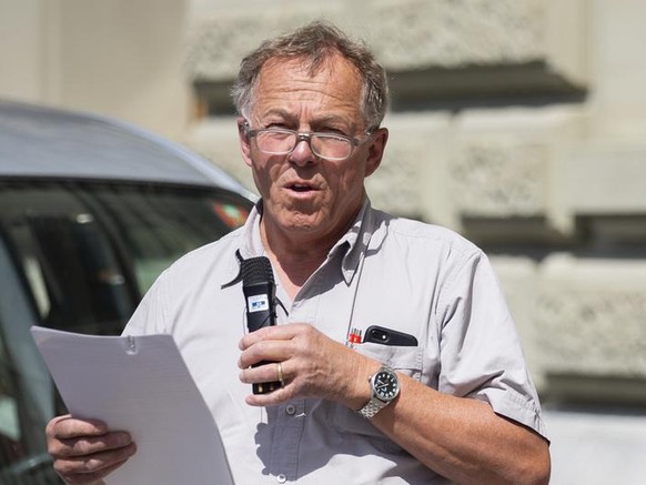 Willy Cretegny, Biowinzer und Initiator des Referendums, spricht bei der Einreichung des Referendums &quot;Stop Palmoel&quot; gegen das Freihandelsabkommen mit Indonesien, am Montag, 22. Juni 2020 in  ...