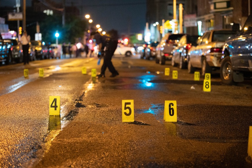 Des policiers travaillent sur les lieux d'une fusillade de masse dans le quartier Kingsessing du sud de Philadelphie, Pennsylvanie, le 3 juillet 2023.