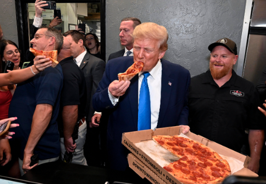 Trump est également un fan de pizza, même s'il ne mange jamais la croûte.