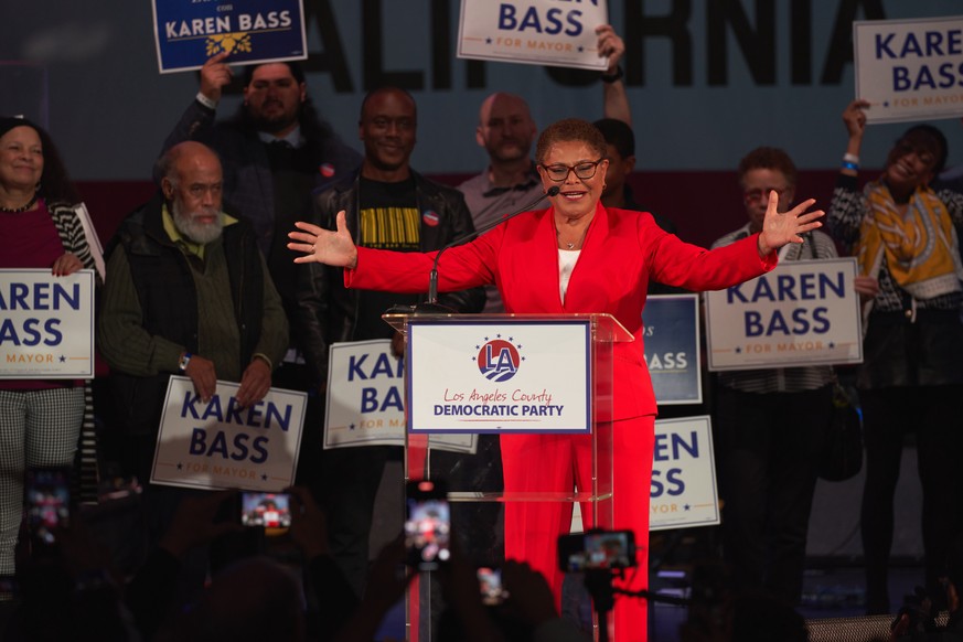 La nouvelle maire de Los Angeles, Karen Bass, en pleine soirée de campagne, juste avant son élection.