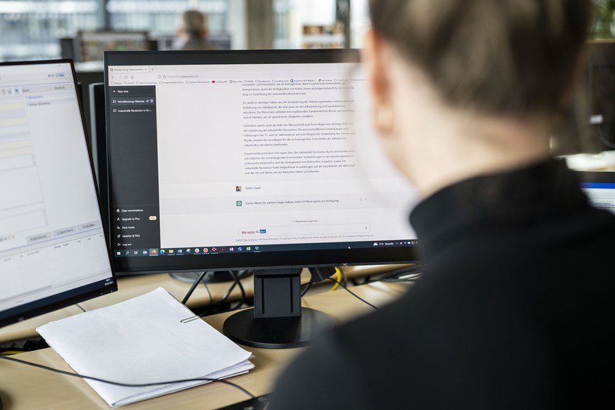 Eine Frau benuetzt ChatGPT mit einem Computer, fotografiert am Donnerstag, 30. Maerz 2023 in Bern. Die kuenstliche Intelligenz ChatGPT wurde entwickelt um Benutzern das Erstellen von natuerlich klinge ...