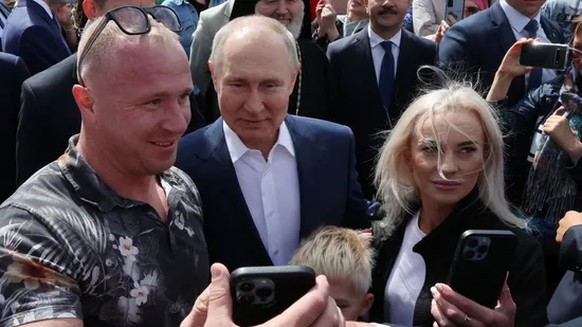 Poutine avec des partisans à Saint-Pétersbourg: à gauche le patriarche orthodoxe Cyril I, à droite Ksenia Choïgou, la fille du controversé ministre de la Défense de Poutine.