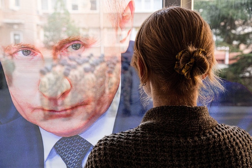 Une Russe regarde des recrues s&#039;exercer.