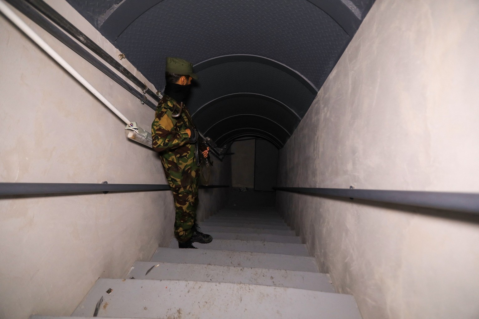 Un membre des forces de sécurité des nouvelles autorités syriennes surveille un tunnel des bureaux privés de Maher, le jeune frère redouté du président déchu Bachar al-Assad.
