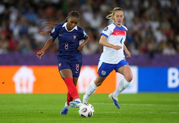 ZURICH, SWITZERLAND - JULY 05: Grace Geyoro of France passes the ball whilst under pressure from Keira Walsh of England during the UEFA Women&#039;s EURO 2025 Group D match between France and England  ...