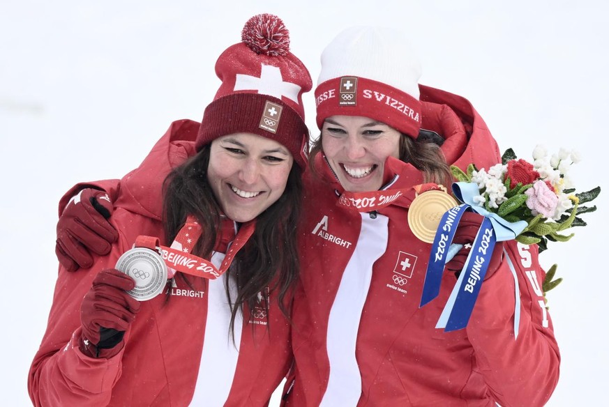 epa09764834 Silver medalist Wendy Holdener (L) of Switzerland and gold medalist Michelle Gisin of Switzerland celebrate on the podium for the tWomen&#039;s Alpine Combined competion of the Beijing 202 ...