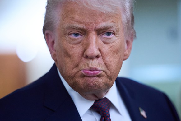 President Donald Trump speaks with reporters aboard Air Force One after leaving the World Economic Forum in Davos for Washington, Thursday, Jan. 22, 2026. (AP Photo/Evan Vucci)
Donald Trump