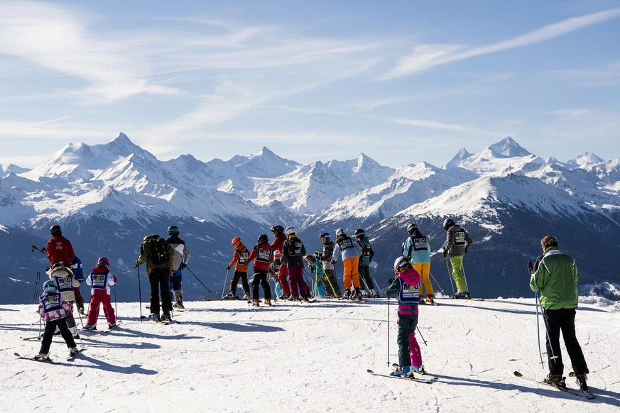 Des personnes profitent du soleil et de la neige pour faire du ski sur les pistes du domaine skiable ce vendredi 6 avril 2018 a Crans-Montana. Ferme depuis mardi pour cause de divergences financieres  ...