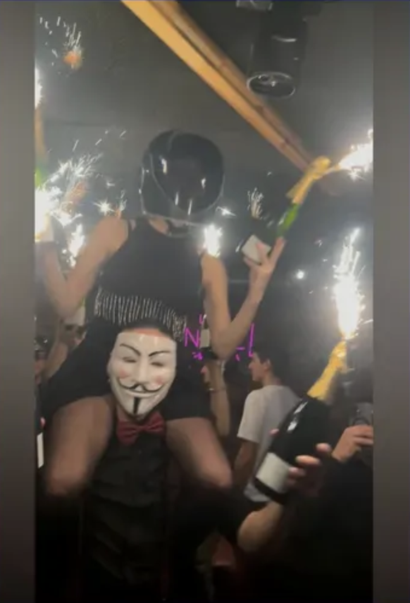 Comme l'explique BFMTV, on voit les feux de Bengale étaient proches du plafond.