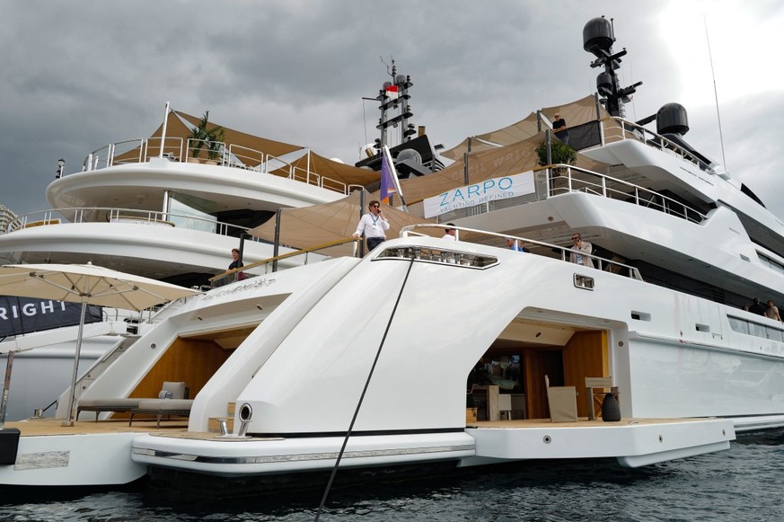 118 superyachts valant 4,6 milliards d’euros sont réunis au Monaco Yacht Show, entre bateaux géants et accessoires aux prix vertigineux. (Photo by Valery HACHE / AFP)