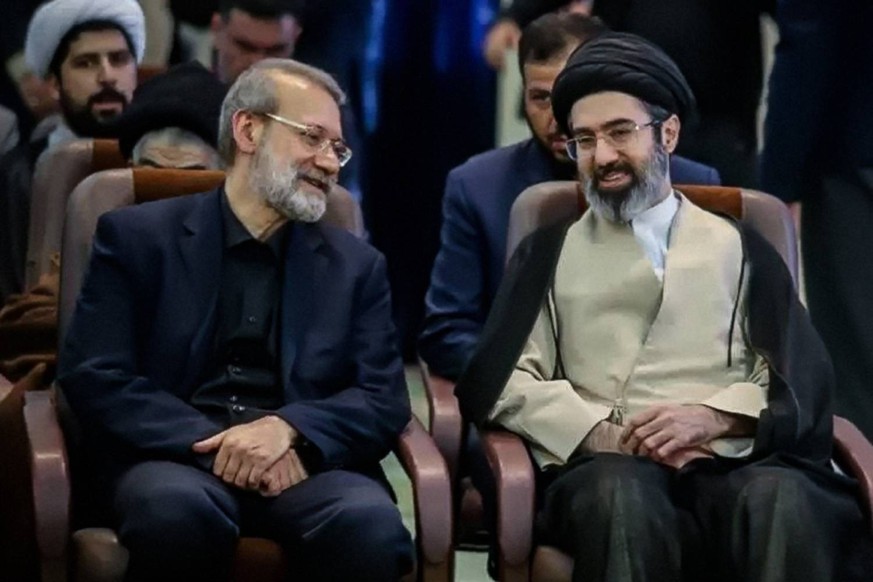 Mojtaba Khamenei (à droite) aurait été grièvement blessé au début de la guerre. Ali Larijani est, lui, mort le 17 mars.