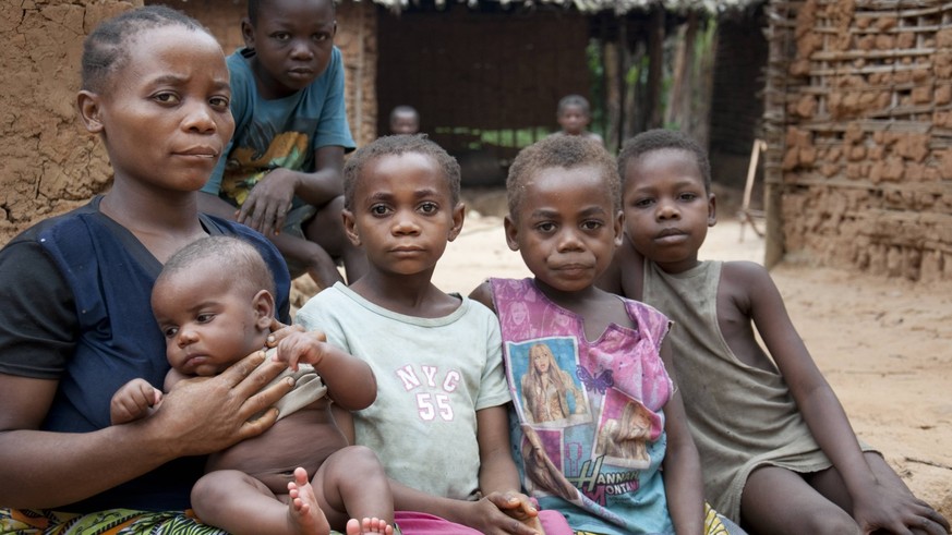 Mbuti Pygmy mother with baby, and children, Ituri forest, Democratic Republic of the Congo, Africa, November 2011. PUBLICATIONxINxGERxSUIxAUTxONLY 1483788 StevexO.xTaylorx(GHF)