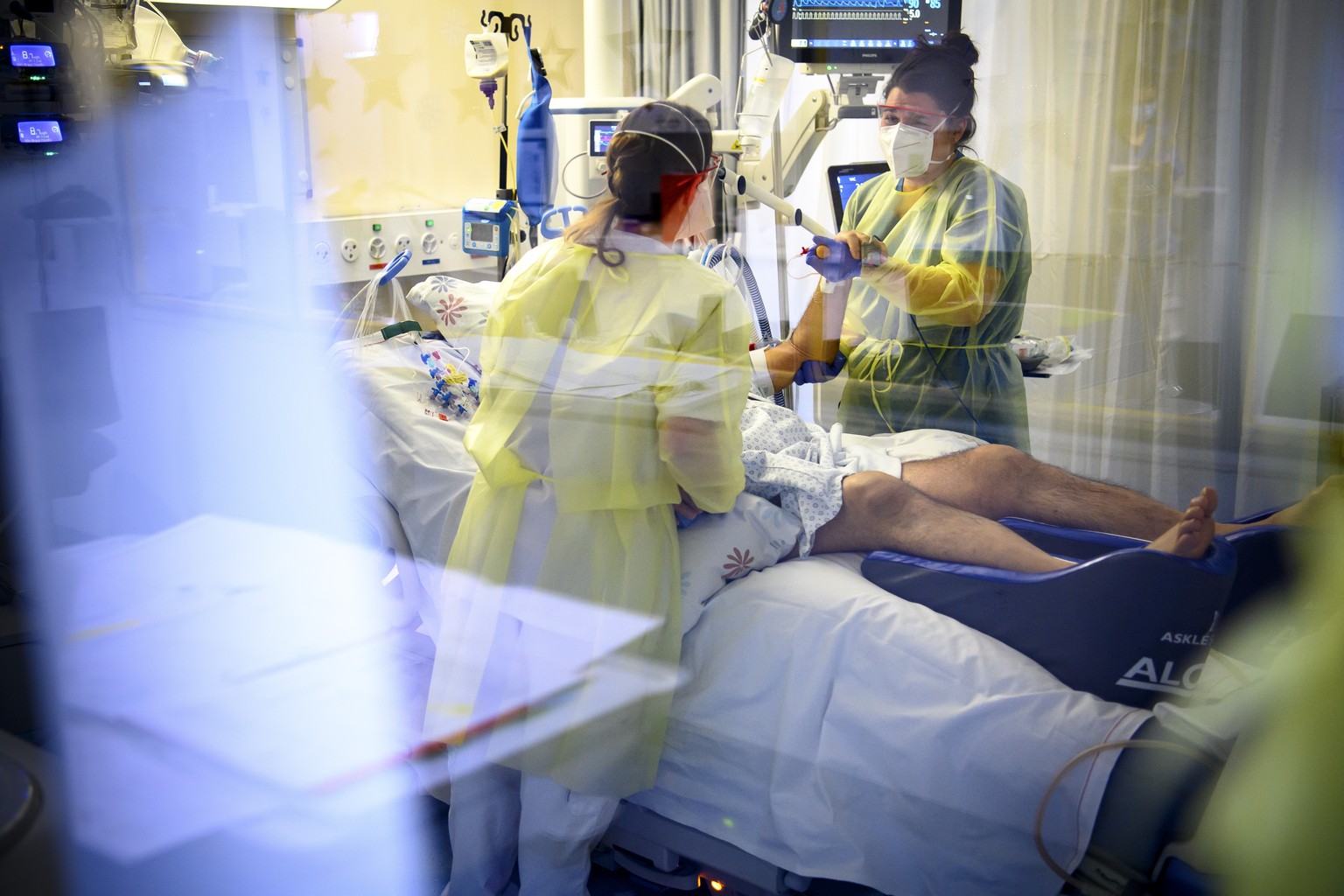 Medical workers treat a patient with COVID-19 in the intensive care unit (ICU) at the hospital &quot;Reseau hospitalier neuchatelois (RHNe)&quot; Pourtales site during the fifth wave of the coronaviru ...