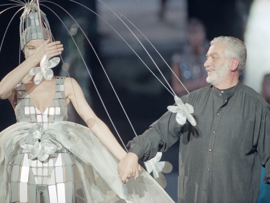 Paco Rabanne en 1997 avec un mannequin.