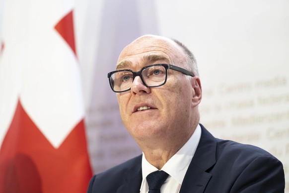 Le conseiller fédéral Martin Pfister doit répondre à des questions concernant un incident survenu lors d'une promotion militaire.