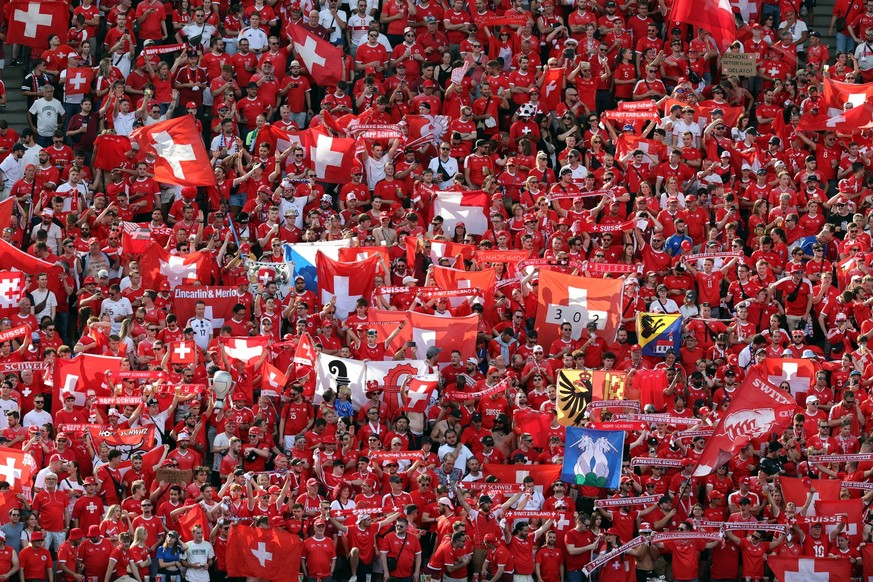 epa11445175 Swiss fans ahead of the UEFA EURO 2024 Round of 16 soccer match between Switzerland and Italy, in Berlin, Germany, 29 June 2024. EPA/MOHAMED MESSARA