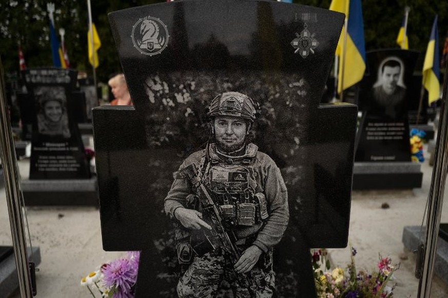 Cette photographie montre le portrait d&#039;un soldat ukrainien gravé sur sa pierre tombale dans le cimetière de Soumy.