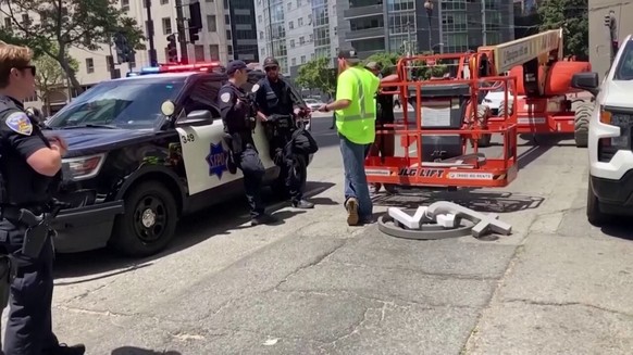 La police de San Francisco a interrompu, lundi, le travail d'une entreprise mandatée pour décrocher l'enseigne de Twitter sans autorisation