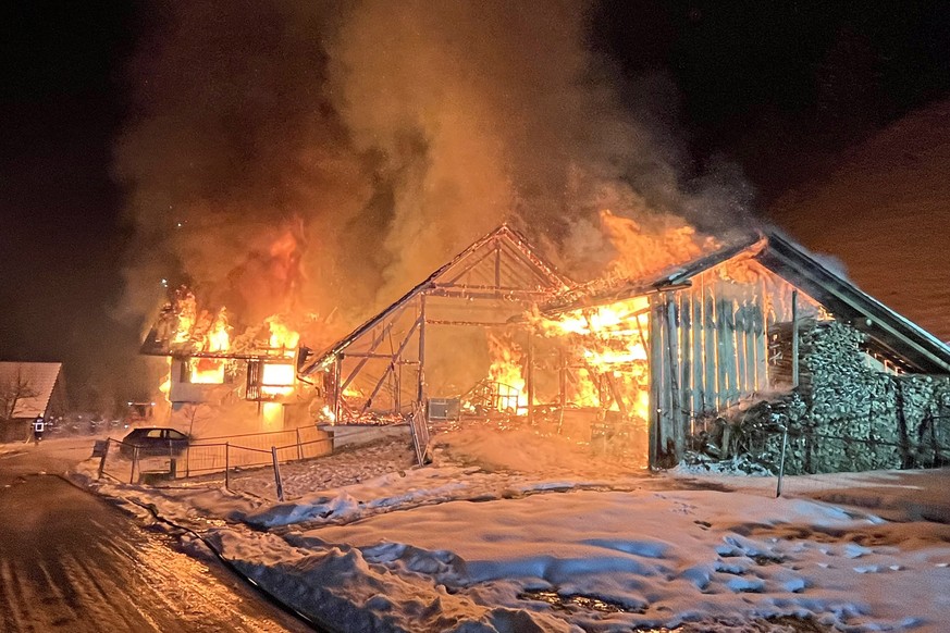 HANDOUT - Bei einem Brand in Wiggen LU sind am Montag, 22. Januar 2024 drei Personen verletzt worden. Drei weitere Personen wurden vermisst. Die Brandursache war am Montagmorgen noch unklar, wie die K ...