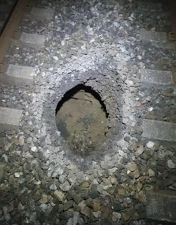 Un trou s'est formé sur les voies à Tolochenaz (VD) suite à un affaissement de terrain.
