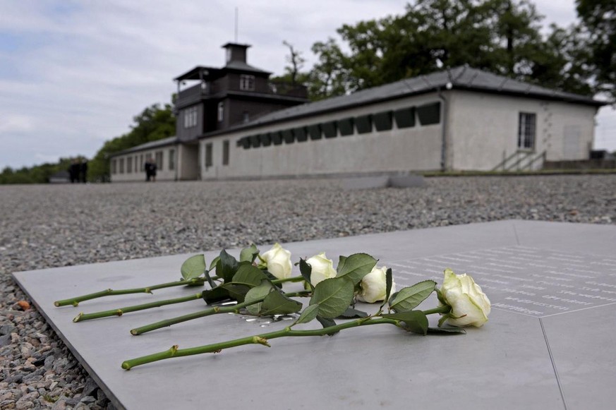 Quatre roses blanches ont été placées sur le mémorial de tous les anciens prisonniers du camp de concentration de Buchenwald par le président américain Barack Obama, la chancelière allemande Angela Me ...