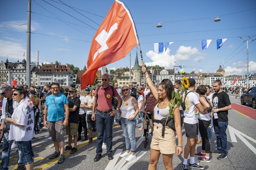 Mehrere 100 Demonstranten protestieren gegen die Corona Massnahmen in der Stadt Luzern am Samstag, 11. September 2021. (KEYSTONE/Urs Flueeler)