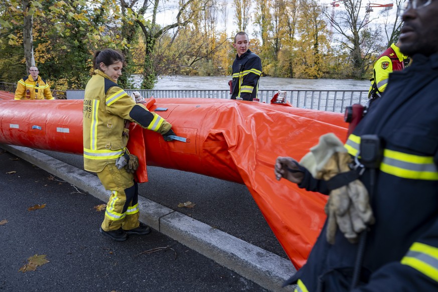 Des pompiers du SIS (Services Incendie et Secours) et ainsi que des pompiers volontaire installent des barrages mobiles le long de l&#039;Arve suite a la montee des eaux de la riviere, ce mercredi 15  ...