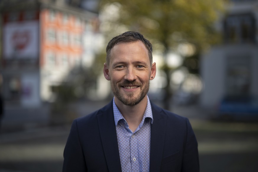Der neu gewaehlte Nationalrat Markus Schnyder (SVP) posiert fuer ein Portrait bei den Eidgenoessischen Wahlen, am Sonntag, 22. Oktober 2023 in Glarus. Die Schweizer Buergerinnen und Buerger waehlen da ...