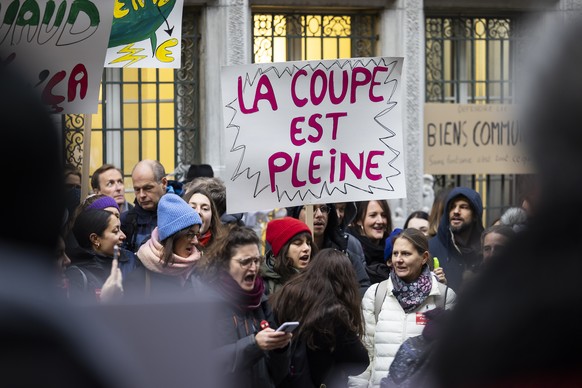 Des personnes manifestent a l&#039;entree du Grand Conseil lors d&#039;une journee d&#039;action et de greve du secteur de la fonction publique du canton de Vaud ce mardi 25 novembre 2025 a Lausanne.  ...