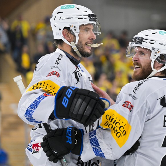 Julien Sprunger (à gauche) a délivré les Fribourgeois à Davos.