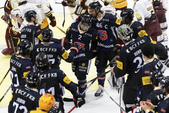 Gotterons Marc Abplanalp, Mitte-links, wird von seinen Mitspielern nach seinem letzten Spiel gratuliert, waehrend dem fuenften Eishockey Playoff Viertelfinalspiel der National League zwischen de HC Fr ...