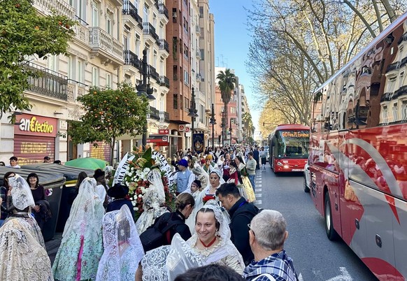 Des bus de ligne tentent de se frayer un passage à côté du défilé.