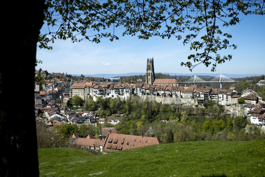 La vieille ville de Fribourg avec la cathedrale Saint-Nicolas, centre, et le Pont de la Poya, droite, photographie ce lundi 18 avril 2022 a Fribourg. (KEYSTONE/Laurent Gillieron)