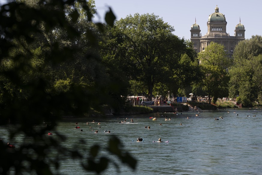 ARCHIV - ZUM SDA TEXT UEBER DAS FLUSSBADEN IN DER SCHWEIZ, STELLEN WIR IHNEN FOLGENDES BILDMATERIAL ZUR VERFUEGUNG - 
Menschen geniessen an einem Hitzetag die Sonne und schwimmen in der Aare mit dem B ...