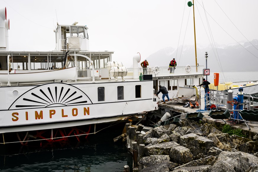 Le bateau Le &quot;Simplon&quot; de la CGN quitte le ponton pour la phase de remorquage en direction de Lausanne le samedi 30 mars 2024 au debarcadere de Cully. Le &quot;Simplon&quot;, un bateau histo ...