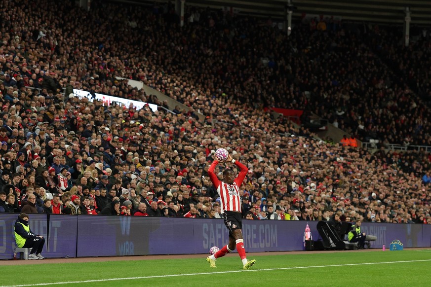 SUNDERLAND, ENGLAND - NOVEMBER 03: Nordi Mukiele of Sunderland takes a long throw in during the Premier League match between Sunderland and Everton at Stadium of Light on November 03, 2025 in Sunderla ...