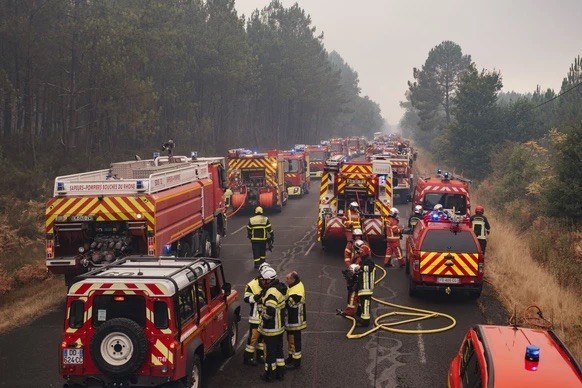 Les incendies de forêt mettent les pompiers à rude épreuve dans plusieurs pays d'Europe. Ici, des dizaines de véhicules de pompiers lors d'une intervention dans le sud-ouest de la France.