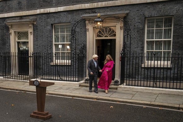 Outgoing British Prime Minister Boris Johnson arrives with his wife Carrie to speak outside Downing Street in London, Tuesday, Sept. 6, 2022 before heading to Balmoral in Scotland, where he will annou ...