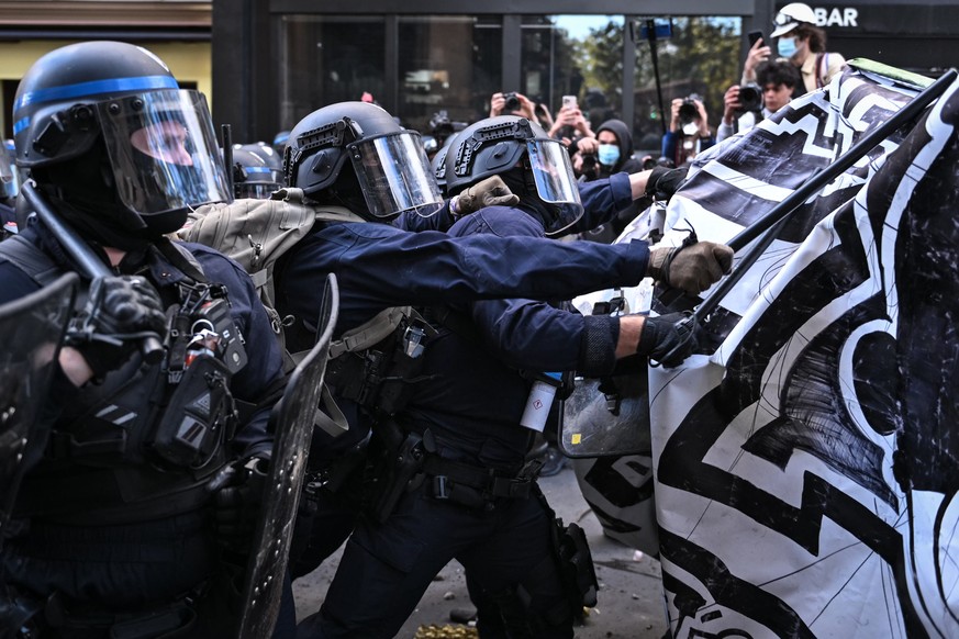 epaselect epa13290038 Police clash with protesters at Bastille square during a demonstration over school conditions in Paris, France, 08 October 2026. A wave of nationwide protests by high school stud ...