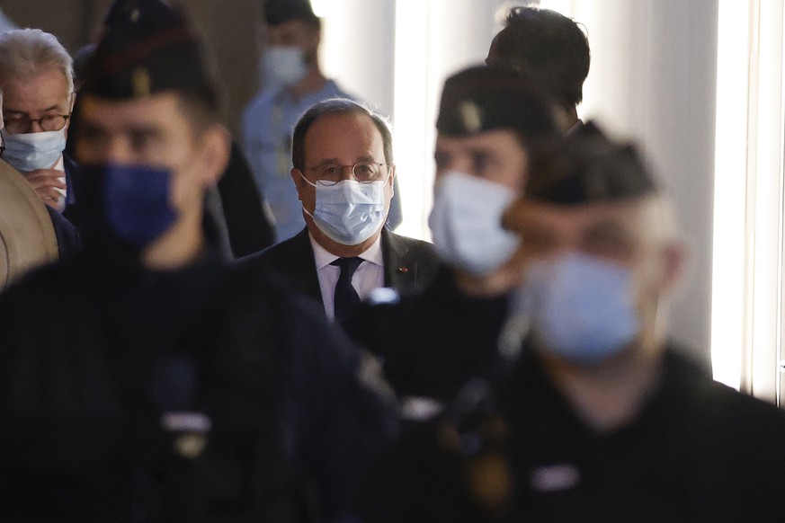 epa09574101 Former French President Francois Hollande arrives at the courthouse in Paris, France, 10 November 2021. Some 300 survivors of the November 13 Paris attacks will testify before the court fo ...