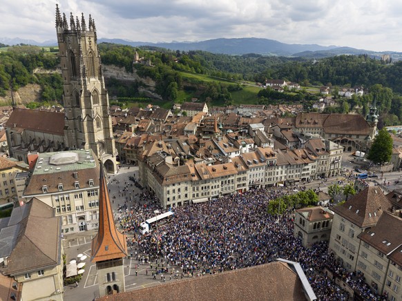 Les joueurs et supporters fribourgeois fetent leur premier titre de champions suisses de National League devant la Cathedrale Saint-Nicolas de Fribourg, lors de la parade en l'honneur des hockeye ...