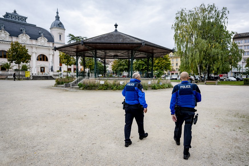 ARCHIV  ZUM SDA-TEXT UEBER DEN DROGENHANDEL IN YVERDON, STELLEN WIR IHNEN FOLGENDES BILDMATERIAL ZUR VERFUEGUNG - Deux policiers de la police de proximite et membres des forces de Police Nord Vaudois ...