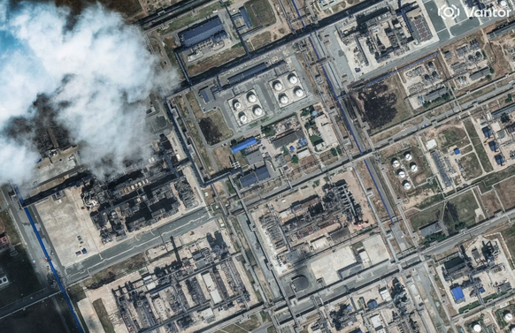 Une image satellite montre de la fumée s'élevant de la raffinerie d'Omsk : jusqu'à récemment, la plus grande raffinerie de Russie était encore hors de portée de l'Ukraine. (Source  ...