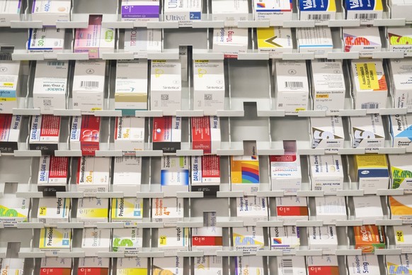 Medikamente lagern in einem Regal der Apotheke Weissenau, die Apotheke des Spitals Interlaken, eingelagert und bewirtschaftet, fotografiert am Freitag, 10. Februar 2023 in Interlaken. Die Apotheke der ...